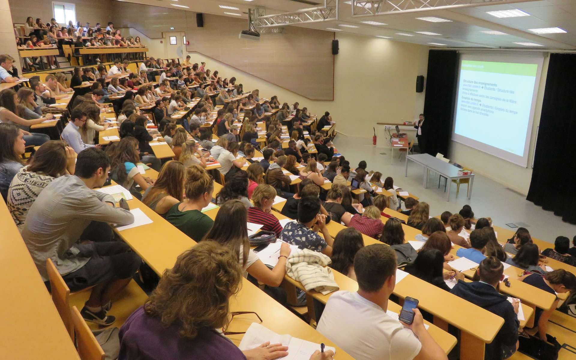 f736c56dca_50159814_cours-amphi-universite-limoges-flsh