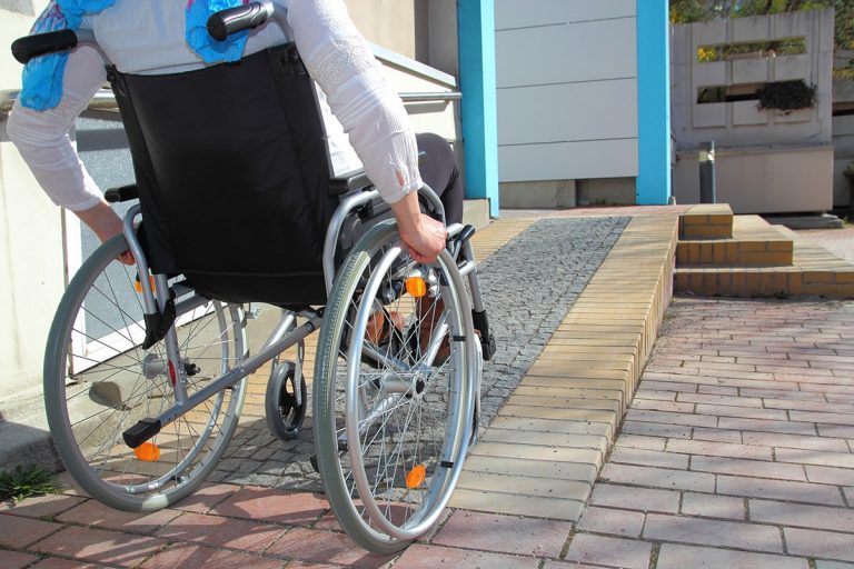 Guelma-La secrétaire générale de la wilaya au chevet des handicapés