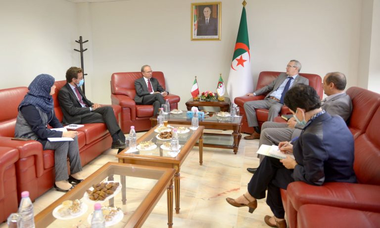 Le ministre de la Communication reçoit l&rsquo;ambassadeur italien en Algérie