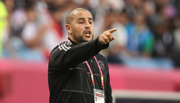 Première expérience comme sélectionneur, premier titre