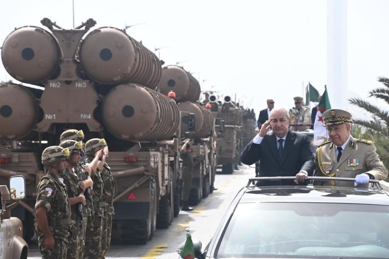 Le défilé militaire impressionnant du 5 juillet est « un message de fidélité » envers les Chouhada