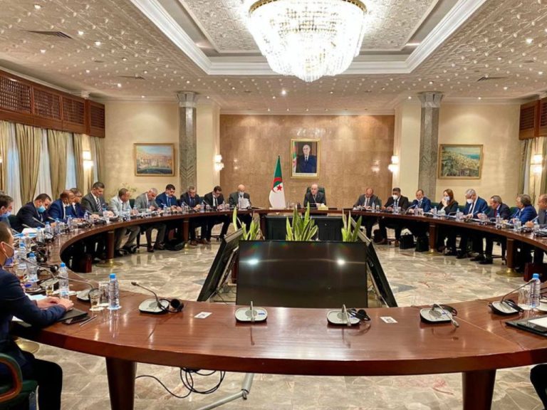  Le président évoque la réforme des codes communaux et de wilayas