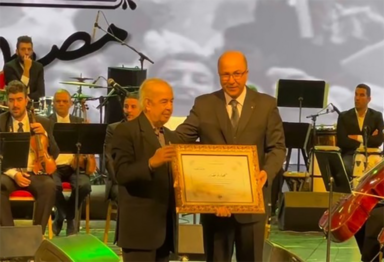 Le Président de l&rsquo;APN et le Premier ministre rendent hommage aux membres de la troupe artistique du FLN