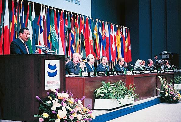 Non alignement et relations renforcées avec tous les pays, sauf le Maroc