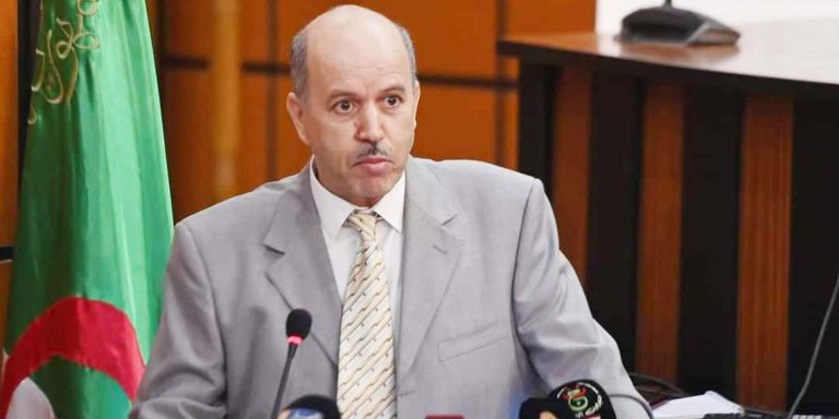 Saihi Généralisation de l&rsquo;inspection des établissements de santé   Le ministre de la Santé, Abdelhak Saihi, a annoncé, mardi à Alger, la généralisation des opérations d&rsquo;inspection des établissements de santé à travers l&rsquo;ensemble du territoire national, ajoutant que les rapports finaux des équipes chargées de l&rsquo;opération seront présentés en Conseil des ministres. Dans une déclaration à la presse en marge du 1e séminaire national sur « l&rsquo;amélioration de la qualité et de l&rsquo;utilisation des équipements médicaux », M. Saihi a souligné qu&rsquo;en application des instructions du président de la République, M. Abdelmadjid Tebboune, les équipes chargées d&rsquo;inspecter les établissements de santé ont entamé leur travail la semaine dernière et l&rsquo;opération qui se poursuit toujours a été généralisée à tous les établissements de santé, à travers l&rsquo;ensemble du territoire national ». Et d&rsquo;ajouter que les rapport finaux issues du travail de ces équipes « seront soumis au Conseil des ministres pour examen ». Le président de la République avait enjoint au ministre de la Santé, dimanche lors de la réunion du Conseil des ministres, de préparer pour la prochaine réunion du Conseil des ministres un état des lieux sur la situation et la gestion des hôpitaux à travers le territoire national, et de lancer une inspection nationale sur la situation sur le terrain ».     Saihi souligne l&rsquo;importance de la pratique médicale et d&rsquo;une bonne gestion pour de meilleures prestations sanitaires Le ministre de la Santé, Abdelhak Saihi, a souligné, mardi à Alger, la nécessité de « combiner de manière coordonnée et organisée entre la pratique médicale et la bonne gestion des capacités mobilisées par l&rsquo;État pour améliorer la qualité des prestations sanitaires. » Présidant l&rsquo;ouverture du premier séminaire national sur « l&rsquo;amélioration de la qualité et de l&rsquo;utilisation des équipements médicaux », M. Saihi a expliqué que ce colloque vise à « assurer l&rsquo;utilisation optimale et la maintenance des équipements médicaux afin d&rsquo;améliorer la qualité des services fournis aux patients », soulignant la nécessité de « combiner de manière coordonnée et organisée entre la pratique médicale et la bonne gestion des capacités mobilisées par l&rsquo;État, avec la mise en place d&rsquo;un plan de suivi de tous les équipements, notamment médicaux. » Le ministre a affirmé que le bon choix des équipements de santé « dépend non seulement de leur qualité et de leur efficacité, mais aussi de la capacité des professionnels à les utiliser de manière optimale, tout en assurant leur maintenance », mettant l&rsquo;accent sur l&rsquo;importance de former les ressources humaines dans le domaine. Le ministre a précisé qu&rsquo;il sera procédé à l&rsquo;élaboration du statut des intervenants dans le domaine de la maintenance ajoutant qu&rsquo;il a été convenu avec le ministère de la Formation et de l&rsquo;Enseignement professionnels de former des techniciens dans ce domaine. Dans le cadre de la riposte européenne de solidarité avec les pays partenaires pour lutter contre la pandémie de Covid-19, M.Saihi a révélé que l&rsquo;Union européenne (UE) a consacré « un projet de financement d&rsquo;une valeur de 75 millions d&rsquo;euros du budget de la coopération avec l&rsquo;Algérie pour répondre à la crise sanitaire résultant de la pandémie et de ses répercussions socioéconomiques, 43 millions d&rsquo;euros de ce financement sont destinés à l&rsquo;acquisition de matériel médical et 32 millions d&rsquo;euros alloués au soutien de la relance économique ». Ce projet, ajoute le ministre, vise à « renforcer les capacités du ministère de la Santé en Algérie à faire face à la pandémie à travers l&rsquo;acquisition de matériel et d&rsquo;équipements médicaux ». Il prévoit également « une formation pratique à l&rsquo;utilisation des équipements et le renforcement des capacités de la Pharmacie centrale des hôpitaux (PCH) pour l&rsquo;acquisition d&rsquo;équipements médicaux et de produits pharmaceutiques, outre le soutien de la stratégie nationale de sensibilisation contre la pandémie, en partenariat avec la société civile. » Étaient présents à cette rencontre, le ministre de l&rsquo;Industrie pharmaceutique, Ali Aoun et du ministre de la Formation et de l&rsquo;Enseignement professionnels, Yacine Merabi, ainsi que des responsables d&rsquo;établissements de santé, des experts et des spécialistes du matériel médical et de la maintenance des équipements.