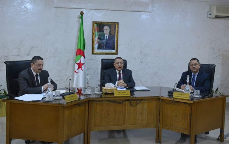 Merad préside une réunion de coordination avec 18 walis des wilayas du sud