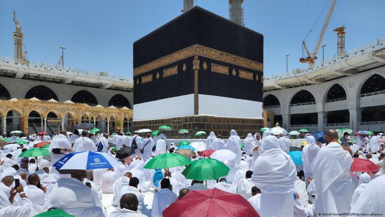 Hadj:  Le président de la République ordonne de permettre à 2000 citoyens de 70 ans et plus d&rsquo;accomplir le rite