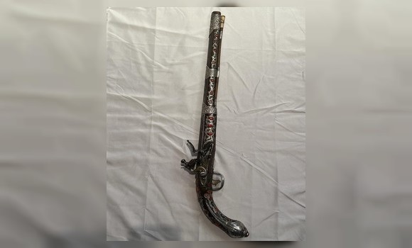 Récupération à Londres d’un pistolet algérien datant du 18e siècle