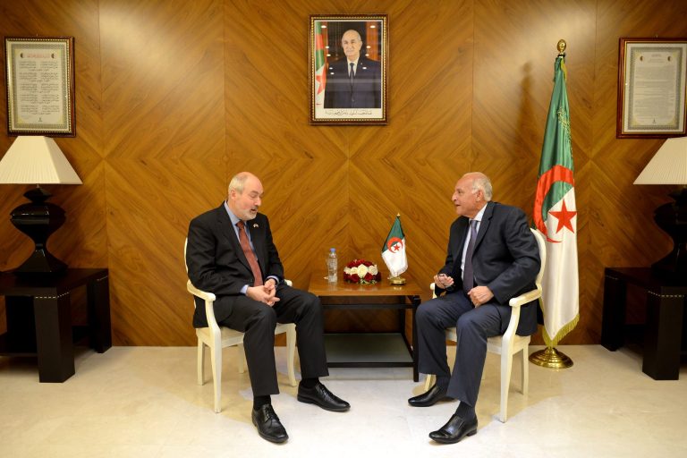 Attaf reçoit le nouvel ambassadeur de la République tchèque à Alger •	.
