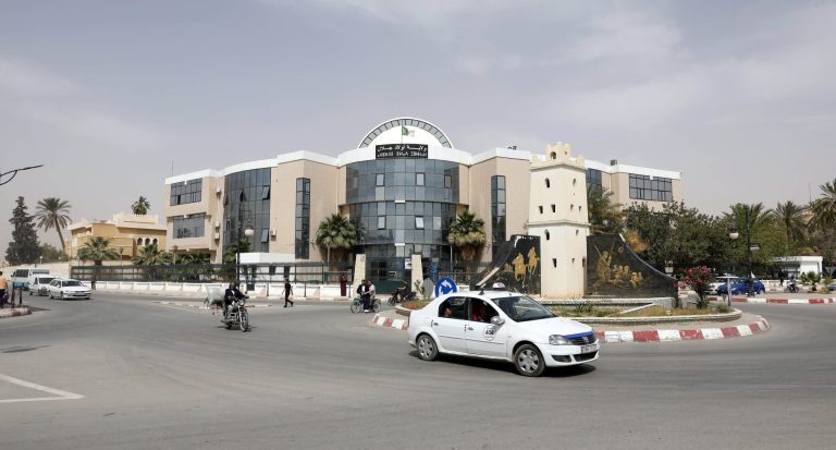 Ouled Djellal :Maintenance de 498 km de réseaux électriques