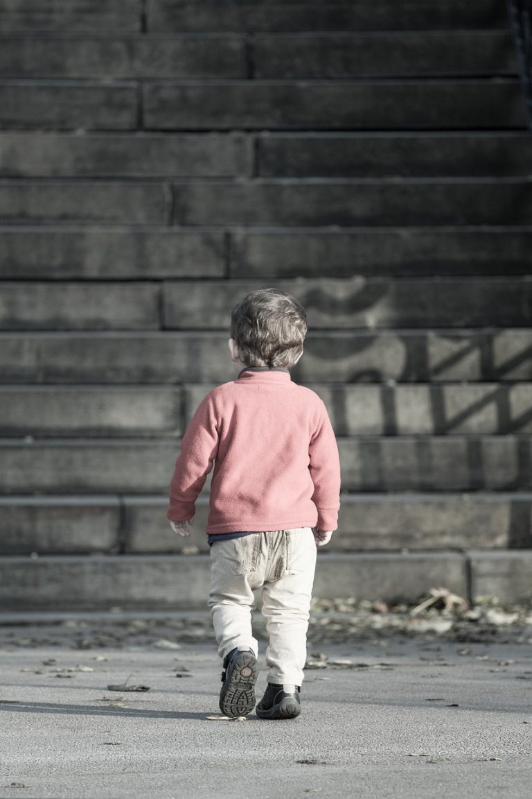 « Échos Silencieux d&rsquo;une Âme Oubliée: L&rsquo;Appel Inaudible d&rsquo;une Enfant Perdue sous les Étoiles de Skikda »