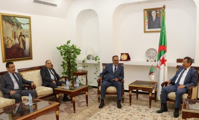 Travaux publiques : Rekhroukh reçoit des parlementaires de la wilaya de Constantine