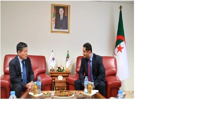 Le ministre de la Communication reçoit l&rsquo;ambassadeur de la République de Corée