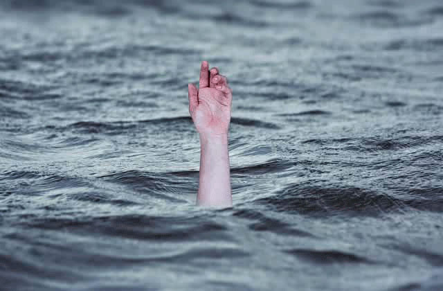 Intenses Recherches pour un Jeune Homme Disparu en Mer Près de Skikda