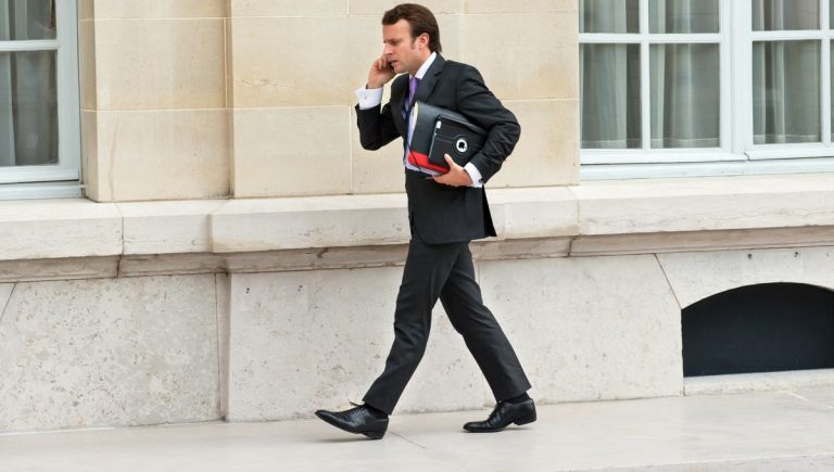Macron de plus en plus imprévisible:Il parle d’honneur alors qu’il s’en éloigne