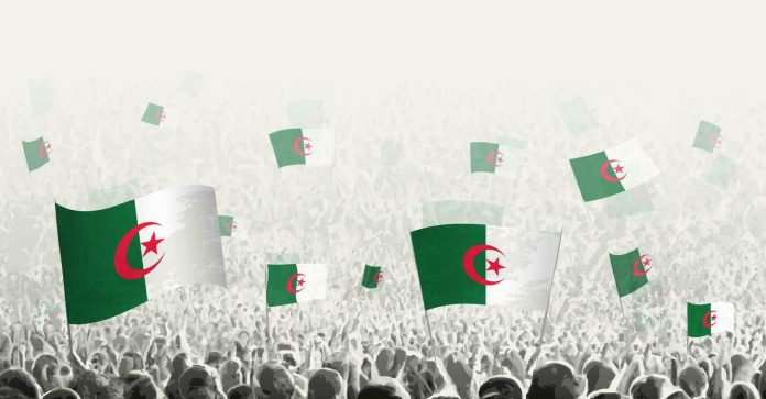 36349610-abstrait-foule-avec-drapeau-de-algerie-les-peuples-manifestation-revolution-la-greve-et-manifestation-avec-drapeau-de-algerie-vectoriel