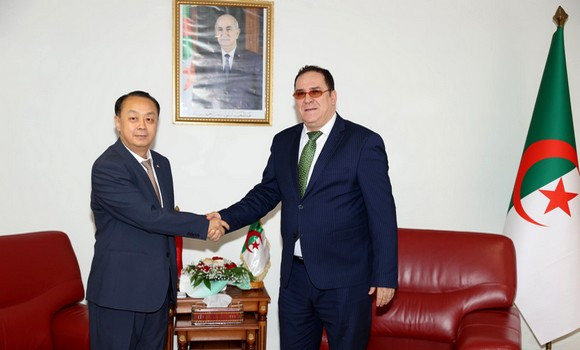 Le ministre de la Communication reçoit l&rsquo;ambassadeur de la République populaire de Chine en Algérie