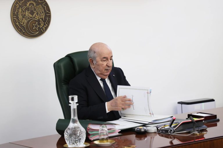 « Le Président face aux faux-semblants:Quand Tebboune exhorte son gouvernement à délaisser le folklore pour le réel »
