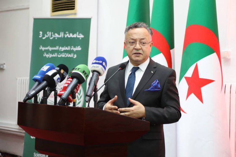 Quand un ministre prend la plume:Kamel Baddari, la pensée en mouvement