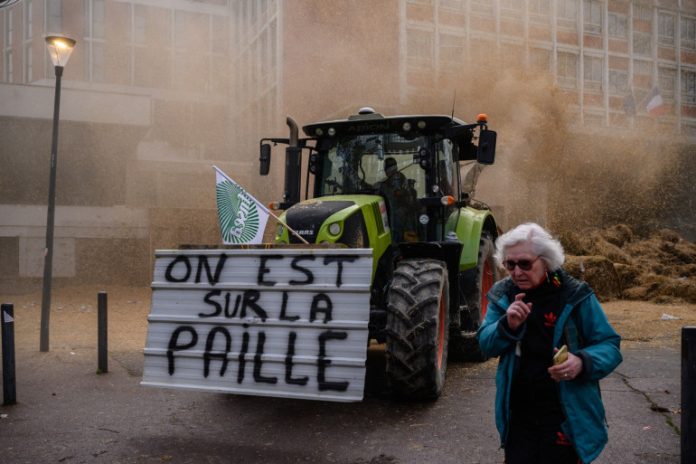 1647594-le-mouvement-de-greve-des-agriculteurs-inquiete-emmanuel-macron-qui-a-tire-le-signal-d-alarme-mercredi-17-janvier-en-conseil-des-ministres