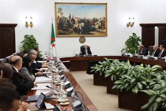 Le président de la République préside une réunion consacrée à la prise en charge des conséquences et des effets des incendies