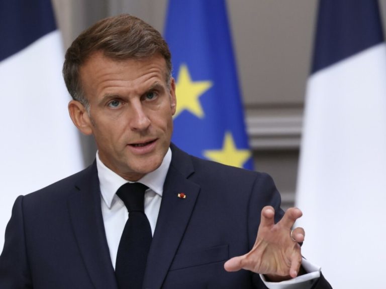 Macron rate une nouvelle occasion de tourner la page