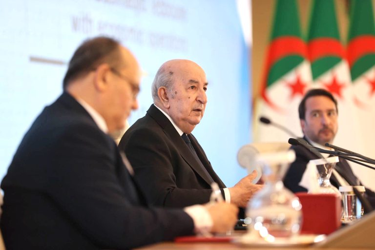 Face au silence des élus, le Président Tebboune seul au contact des réalités populaires