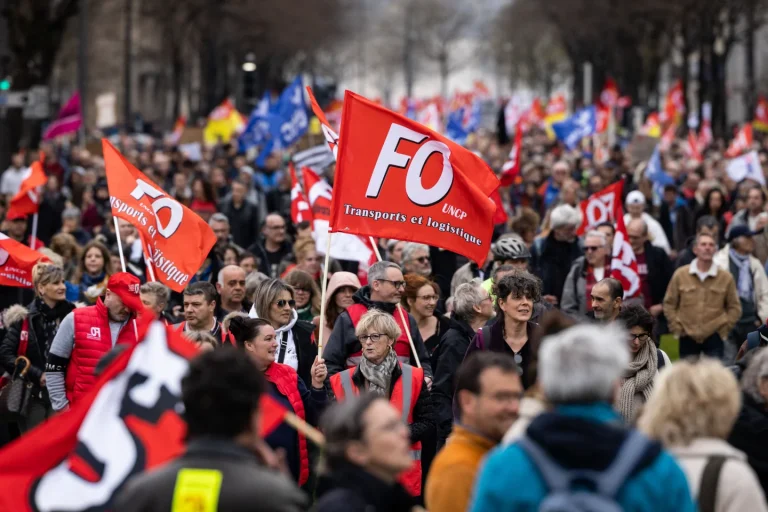 France:La rue s’enflamme face à des politiciens fragmentés